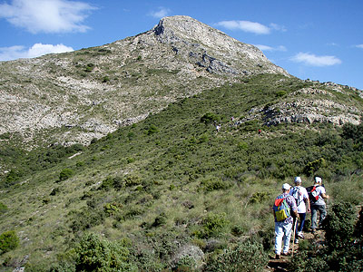 Walkers approaching the final stage of the ascent of Cuesta del Cielo.