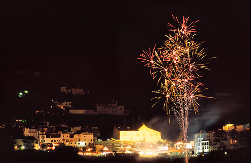 Feuerwerke erleuchten den Nachthimmel Frigiliana während eines der vielen Festivals.