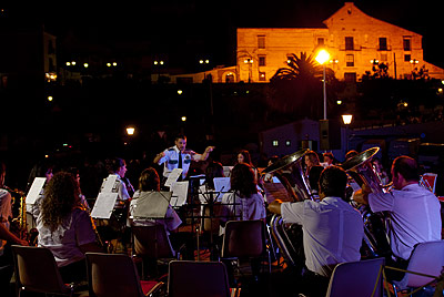 En orkester spelar på natten under en av de festivaler.