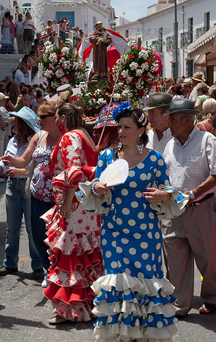 Kvinnor i traditionell flamenco stil klänning för en lokal feria.