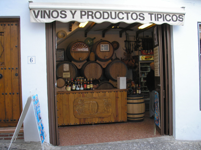 En liten butik som säljer lokalt producerat vin, godis, kakor, honung och andra objekt.