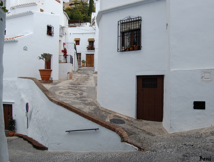 A typical Frigiliana cul-de-sac leading off the main street and to a quiet and secluded courtyard.