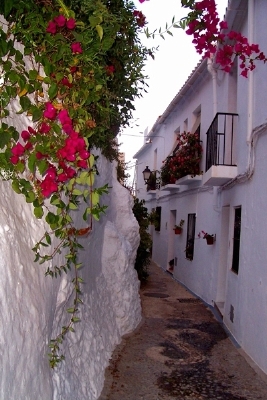 A peculiar passageway sandwiched between the face of the mountain and a long row of houses at the top of the village.