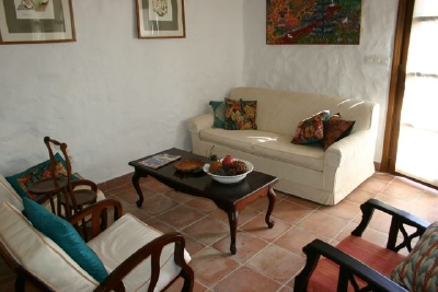 Den vardagsrum med tre-sits soffa och två fåtöljer antika.