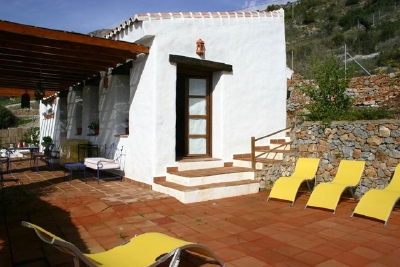 View of the continuity between the front terrace and the pool terrace.